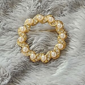 ​Elegant Vintage NAPIER Signed Wreath Brooch